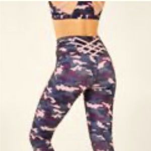 Kessler High Waisted Strappy 7/8 Legging
size L
color: burgundy /camo-mauve
